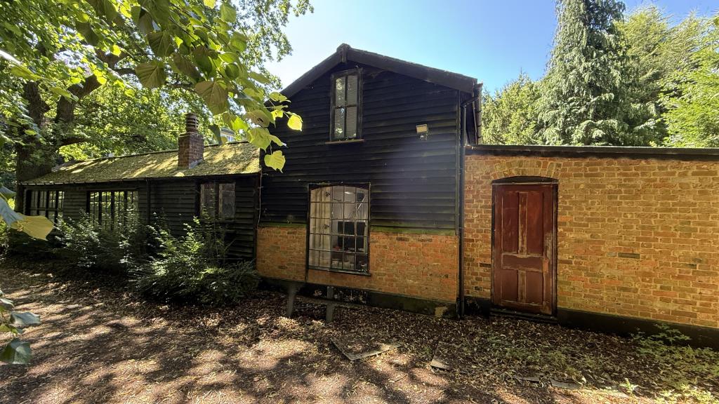 Lot: 42946 - RARE FREEHOLD OPPORTUNITY - A SUBSTANTIAL AND ESTABLISHED RESIDENTIAL, COMMERCIAL AND GRAZING LAND COMPLEX - Exterior image of Annexe from driveway entrance